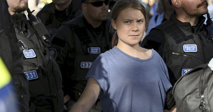 Danimarka polisi, Gazze'deki protesto sırasında aktivist Greta Thunberg'i tutukladı.