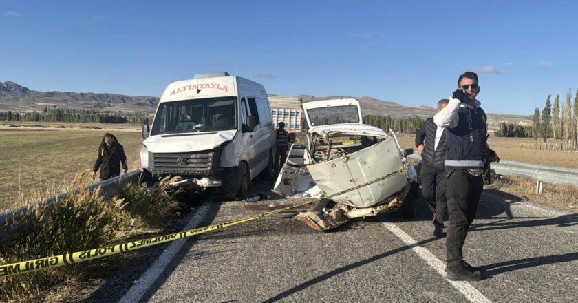 Sivas’ta minibüs ile otomobil çarpıştı: 1 ölü