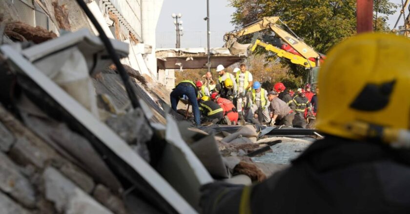 Sırbistan’da tren istasyonunun girişindeki çatı çöktü: 13 ölü