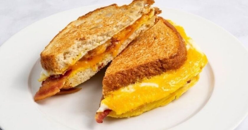 Kahvaltı sofranızda 10 dakikada hazırlayabileceğiniz nefis bir lezzet: Tavada yumurtalı tost tarifi – Son Dakika Gurme Haberleri