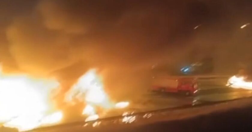 Bir zincir trafik kazasında, kamyon yanan topa geri döndü