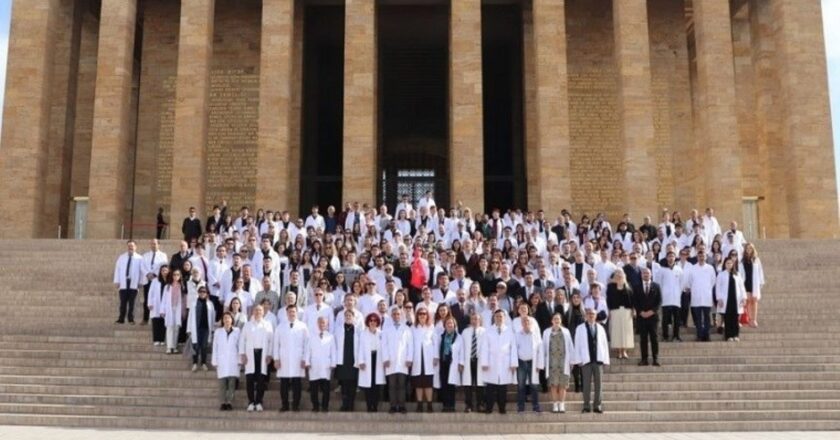 Beyaz önlükleriyle ATA’nın huzurunda doktorlar – Sağlık Haberlerini Kırma