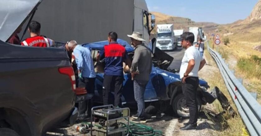 Hakkari'de bir atışla tir çarpıştı: 3 ölü, 2 yaralı