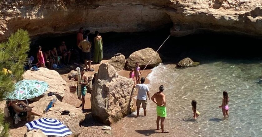 Güvenlik şeridi, Datça Plajı'nda duran mühür için bölgeye getirildi