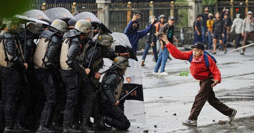 Endonezya'da ciddi protestolar: Neden sokakta insanlar?