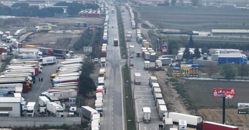 Kapıkule'de her iki yönde 7 kilometre uzunluğunda tır kuyruğu oluştu.