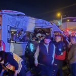 İzmir'de iki işçi servisinin çarpışması sonucu meydana gelen kazada 13 kişi yaralandı.