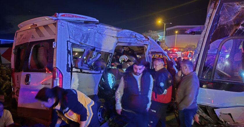 İzmir'de iki işçi servisinin çarpışması sonucu meydana gelen kazada 13 kişi yaralandı.