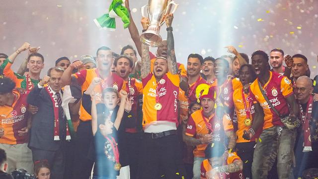 CANLI : Galatasaray, şampiyonluk kupasını kaldırıyor! Büyük coşku başladı